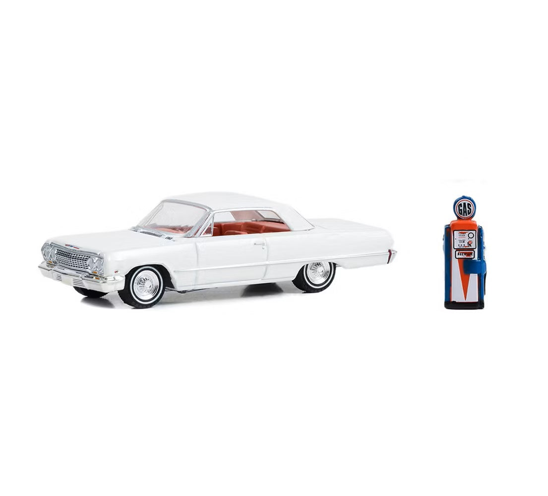 Greenlight - 1963 Chevrolet Bel Air with Vintage Gas Pump Series Hobby Shop - Scala 1/64
