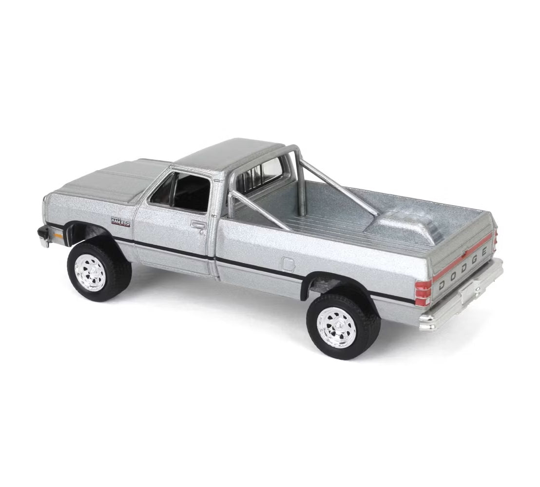 Greenlight - Dodge Ram D250 Power Ram 1992 avec arceau de sécurité surélevé Argent - Série Tout-Terrain - Échelle 1/64
