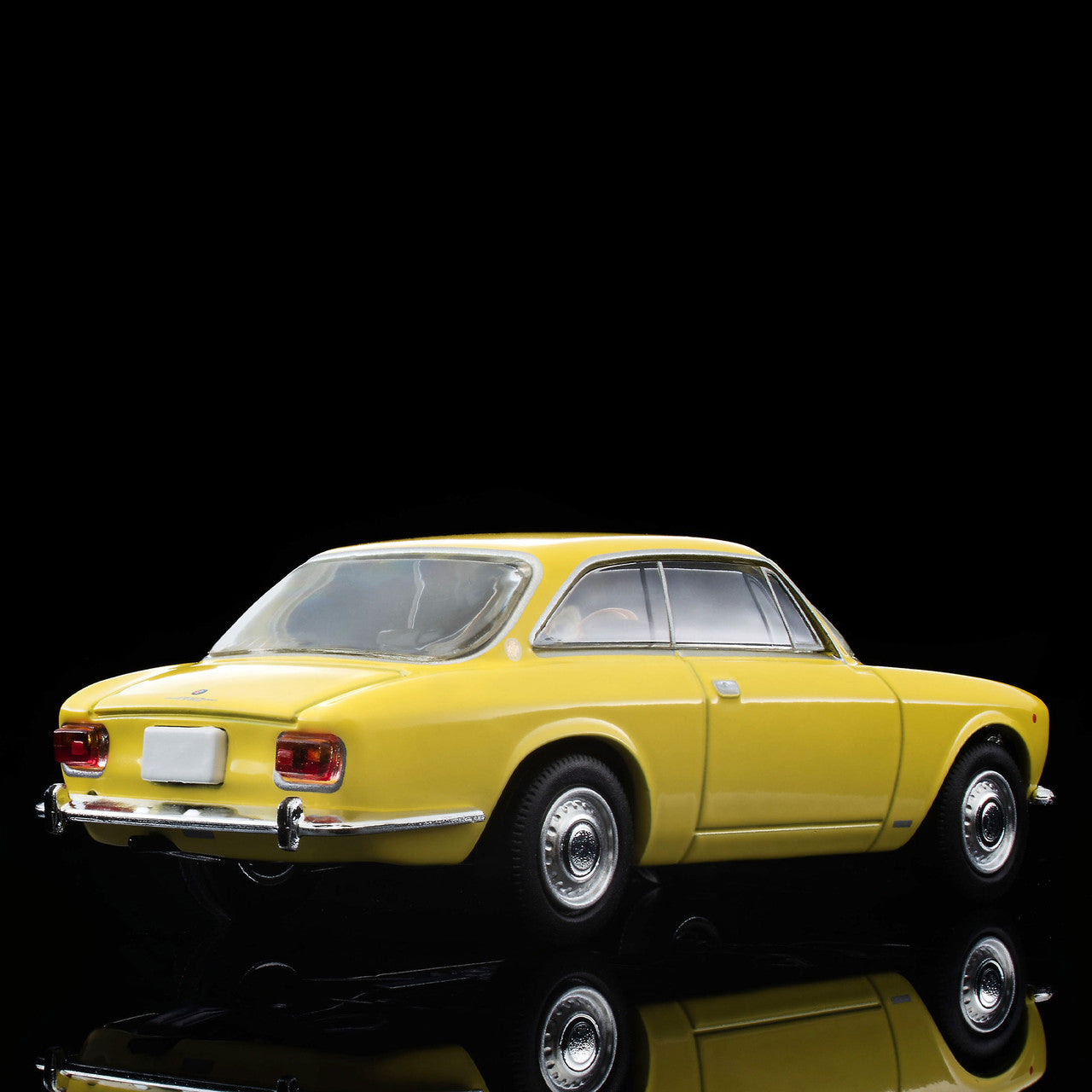 Tomica Limited Vintage - Alfa Romeo 1750GTV Yellow - Scale 1/64 LV-155c