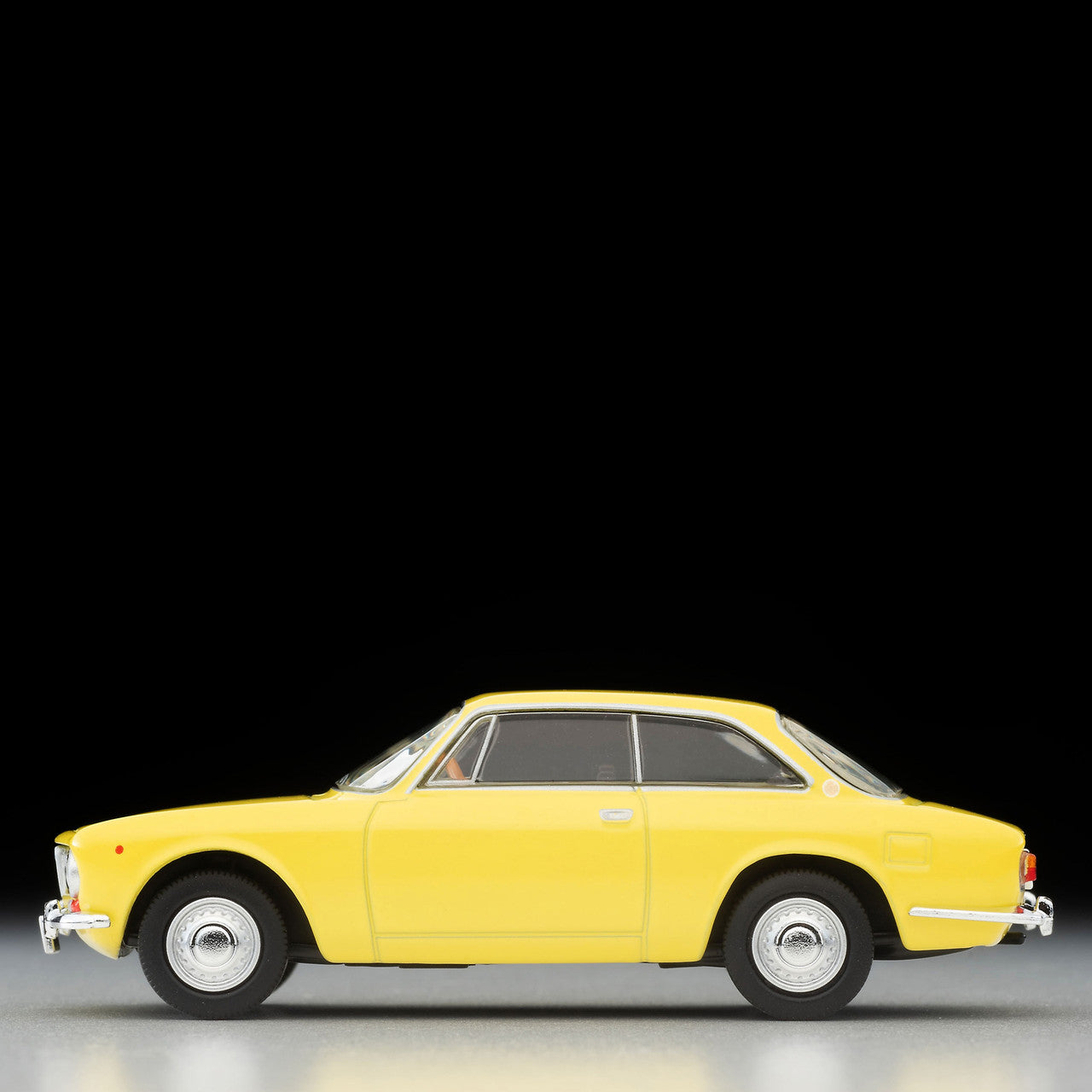 Tomica Limited Vintage - Alfa Romeo 1750GTV Yellow - Scale 1/64 LV-155c