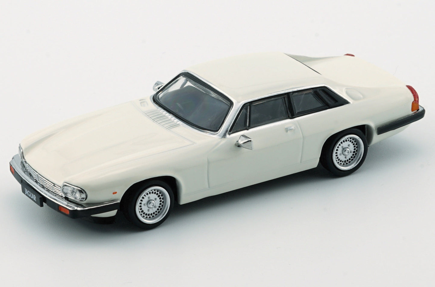 BM Creations - 1984 Jaguar XJS Glacier White LHD - Scale 1/64 64B0161
