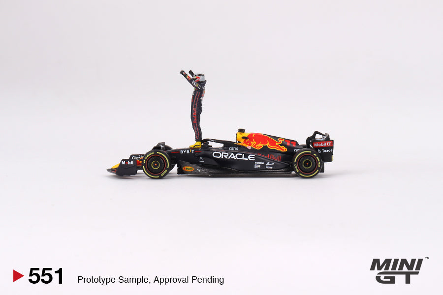 Mini GT - Oracle Red Bull Racing RB18 n° 11 Sergio Pérez, vainqueur du Prix de Monaco 2022 - Échelle 1/64 MGT00551