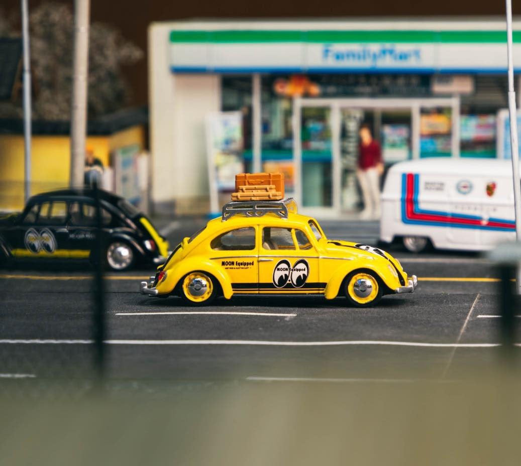 Tarmac Works - Volkswagen Beetle Mooneyes With roof rack and suitcases - COLLAB64 - Scale 1/64 T64S-006-ME1