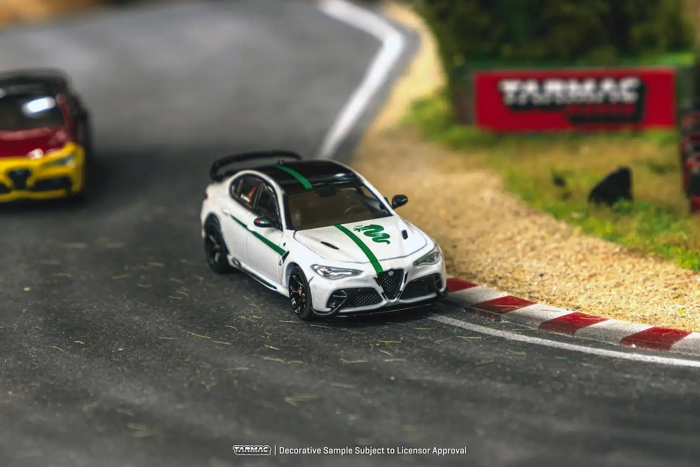 Tarmac Works - Alfa Romeo Giulia GTAm White / Green - Scale 1/64 T64G-TL031-MWG