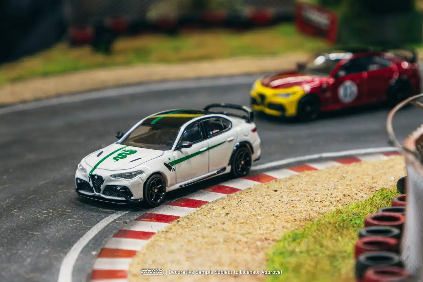 Tarmac Works - Alfa Romeo Giulia GTAm White / Green - Scale 1/64 T64G-TL031-MWG