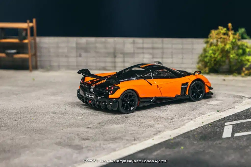 Travaux d'asphaltage - Pagani Huayra BC Orange Saint-Tropez - GLOBAL64 - Échelle 1/64 T64G-TL014-OR
