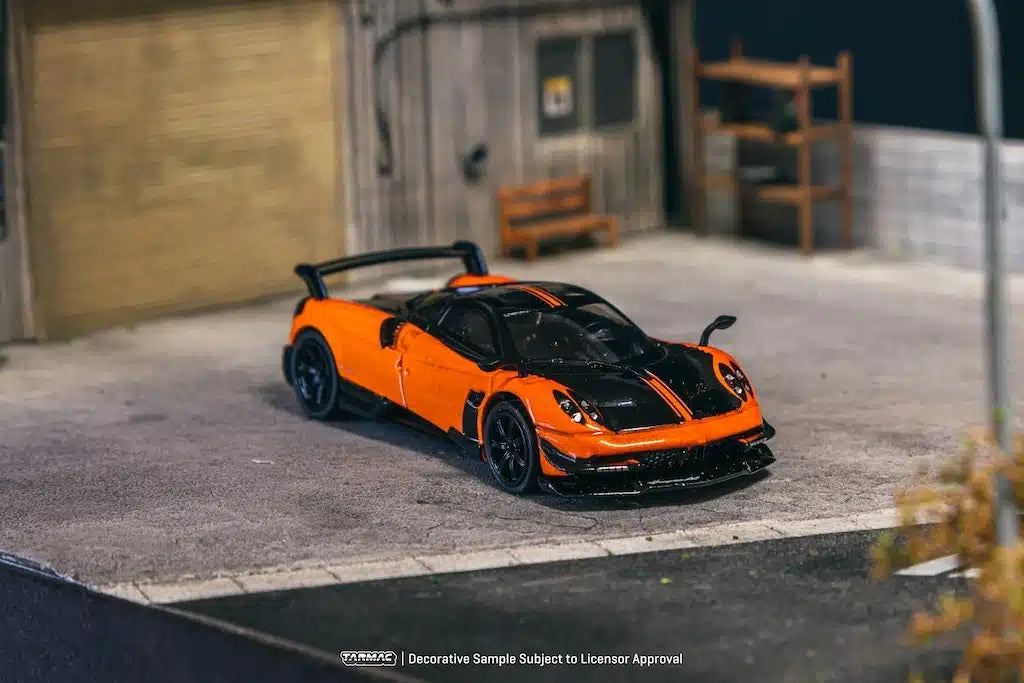 Travaux d'asphaltage - Pagani Huayra BC Orange Saint-Tropez - GLOBAL64 - Échelle 1/64 T64G-TL014-OR