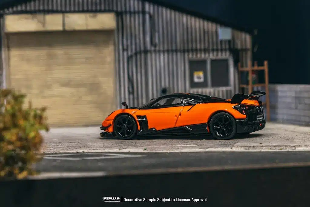 Travaux d'asphaltage - Pagani Huayra BC Orange Saint-Tropez - GLOBAL64 - Échelle 1/64 T64G-TL014-OR