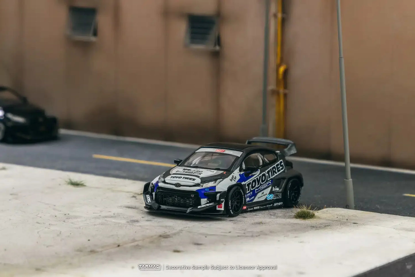 Travaux sur asphalte - Pandem Toyota GR Yaris TOYO TIRES - HOBBY64 - Échelle 1/64 T64-080-TOYO