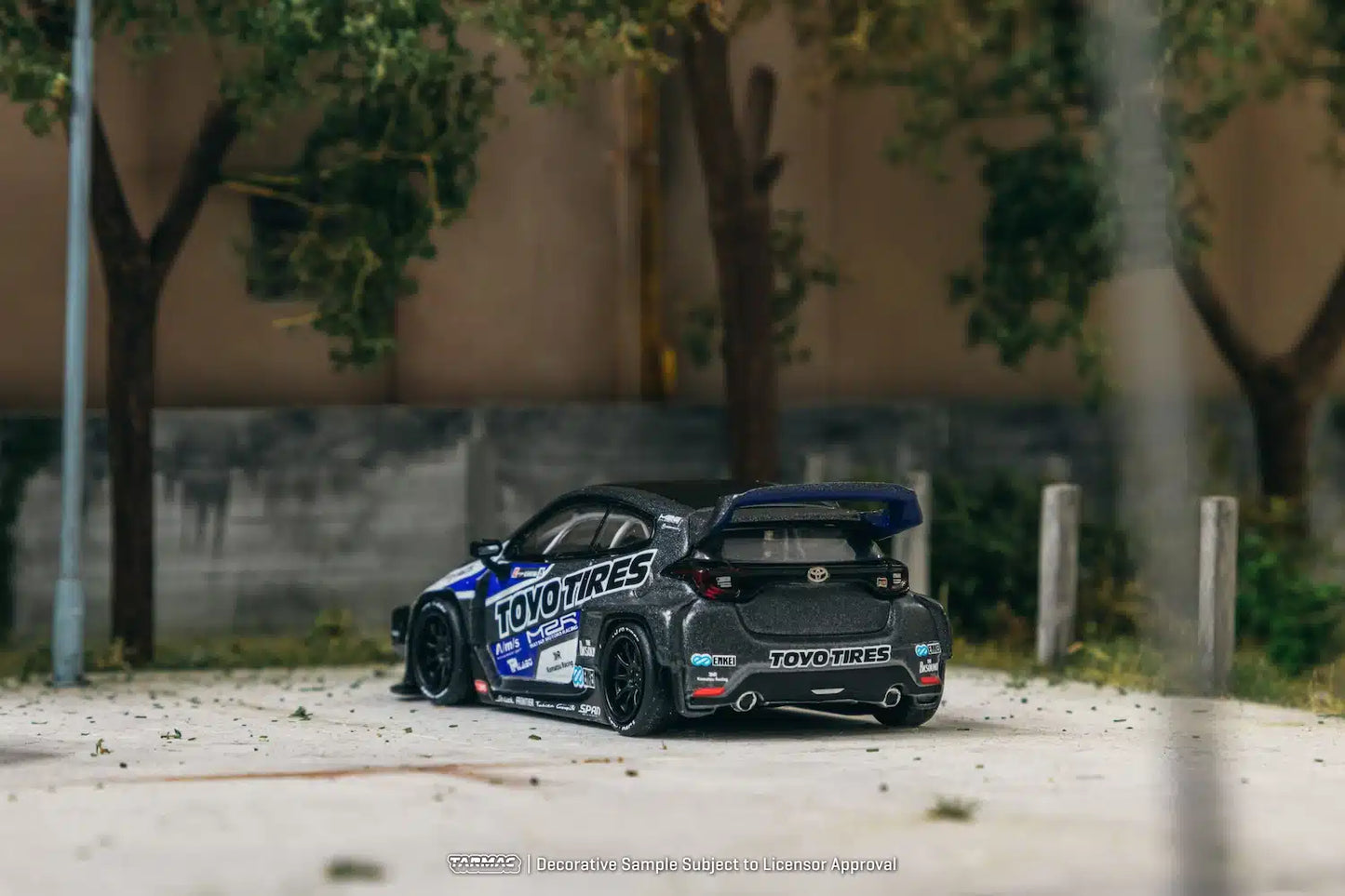 Travaux sur asphalte - Pandem Toyota GR Yaris TOYO TIRES - HOBBY64 - Échelle 1/64 T64-080-TOYO