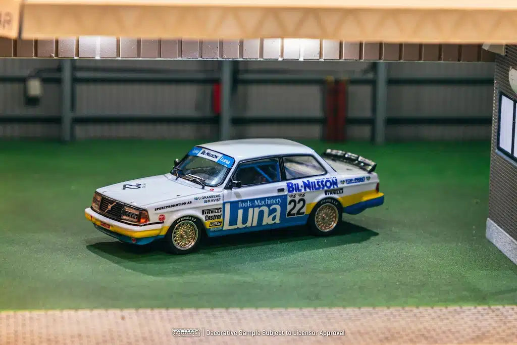 Tarmac Works - Volvo 240 Turbo ETCC Zolder 1984 Winner Ulf Granberg / Robert L. Kvist - HOBBY64 - Scale 1/64 T64-050-84ETC22