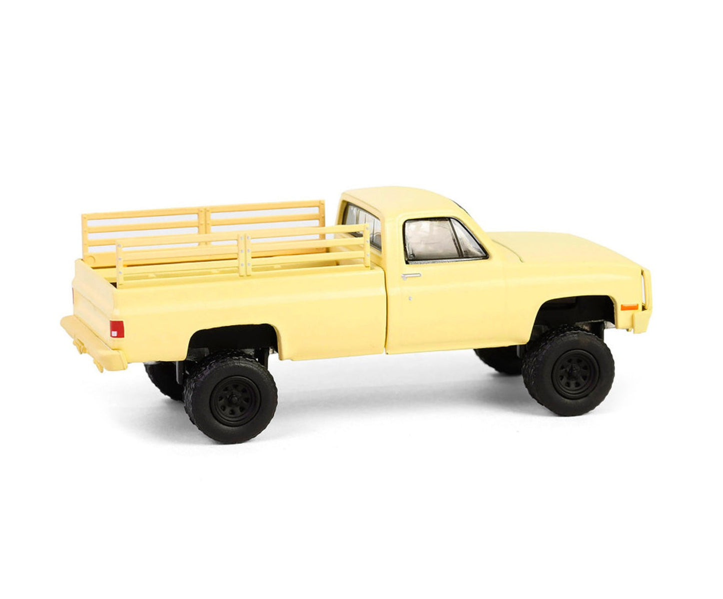 Greenlight Collectibles - 1986 Chevrolet M1008 CUCV Pickup Truck Desert Tan - Series Battalion 64 - 1/64 Scale