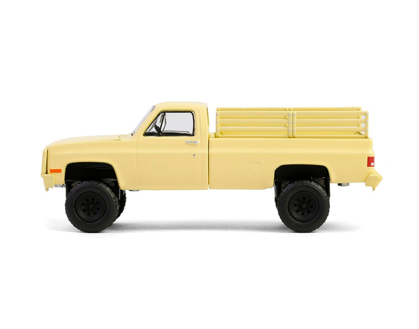 Greenlight Collectibles - 1986 Chevrolet M1008 CUCV Pickup Truck Desert Tan - Series Battalion 64 - 1/64 Scale