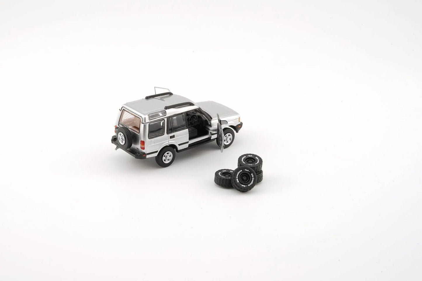 BM Creations - Land Rover 1998 Discovery 1 Silver RHD - Scale 1/64 64B0186