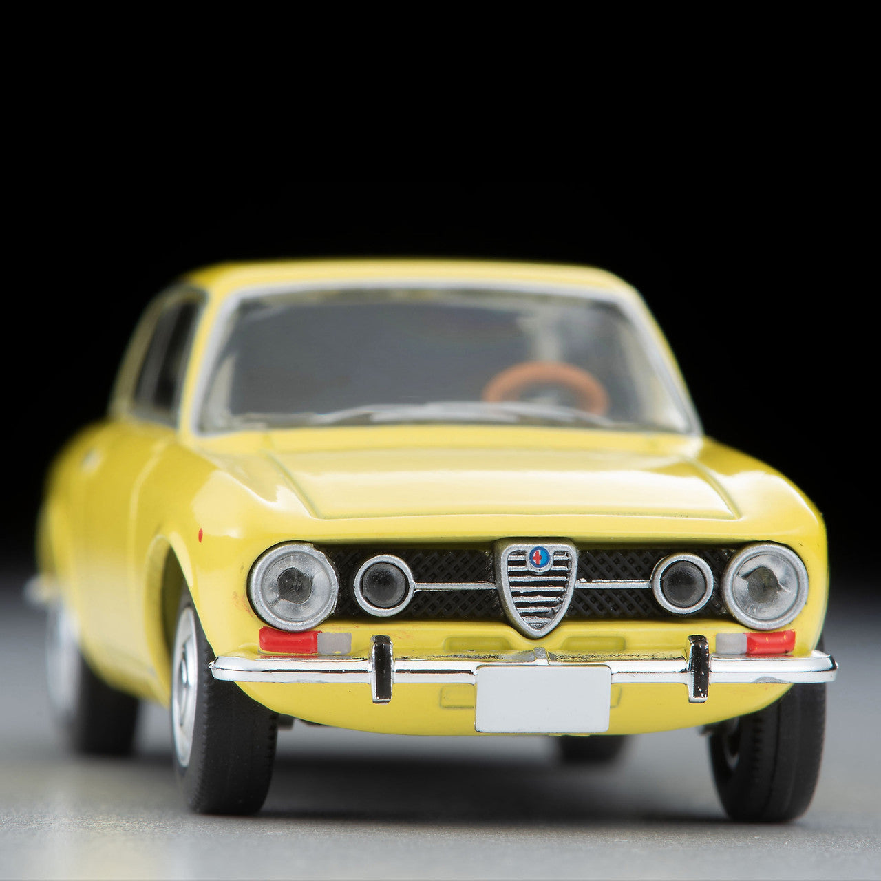 Tomica Limited Vintage - Alfa Romeo 1750GTV Yellow - Scale 1/64 LV-155c