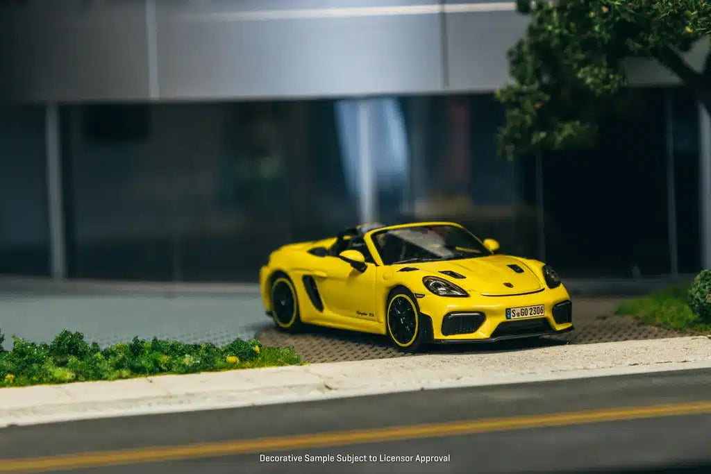 Tarmac Works - Porsche 718 Spyder RS ​​Limited 1776 Yellow Collab64 Minichamps - Scale 1/64 643064007