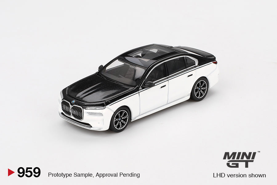 Mini GT - BMW i7 xDrive60 Alpine White / Black Sapphire - Scala 1/64 MGT00959-L