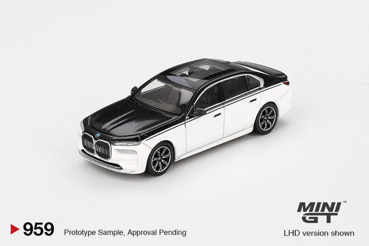 Mini GT - BMW i7 xDrive60 Alpine White / Black Sapphire - Scala 1/64 MGT00959-L