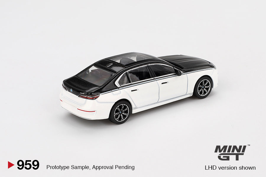 Mini GT - BMW i7 xDrive60 Alpine White / Black Sapphire - Scala 1/64 MGT00959-L