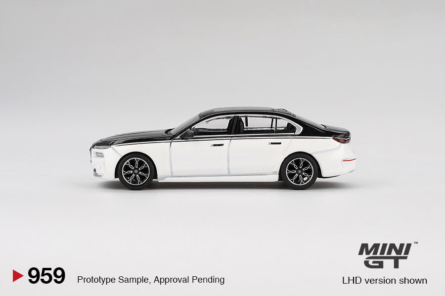 Mini GT - BMW i7 xDrive60 Alpine White / Black Sapphire - Scala 1/64 MGT00959-L