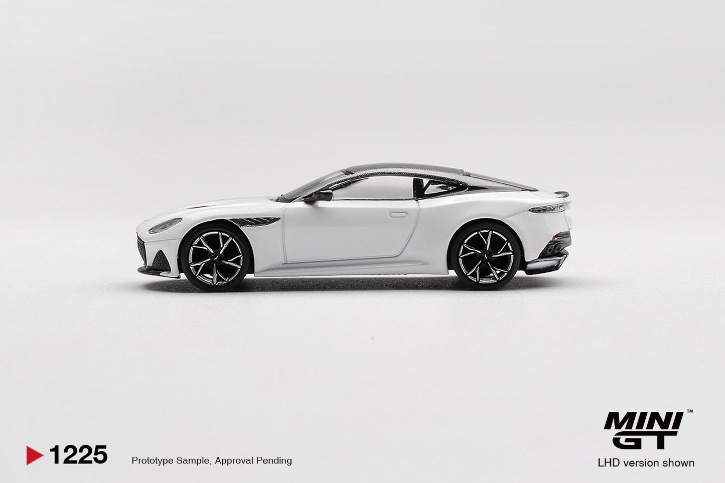 [PRE-ORDER] - Mini GT - Aston Martin DBS Stratus White 2024 - Scala 1/64 MGT01225-L