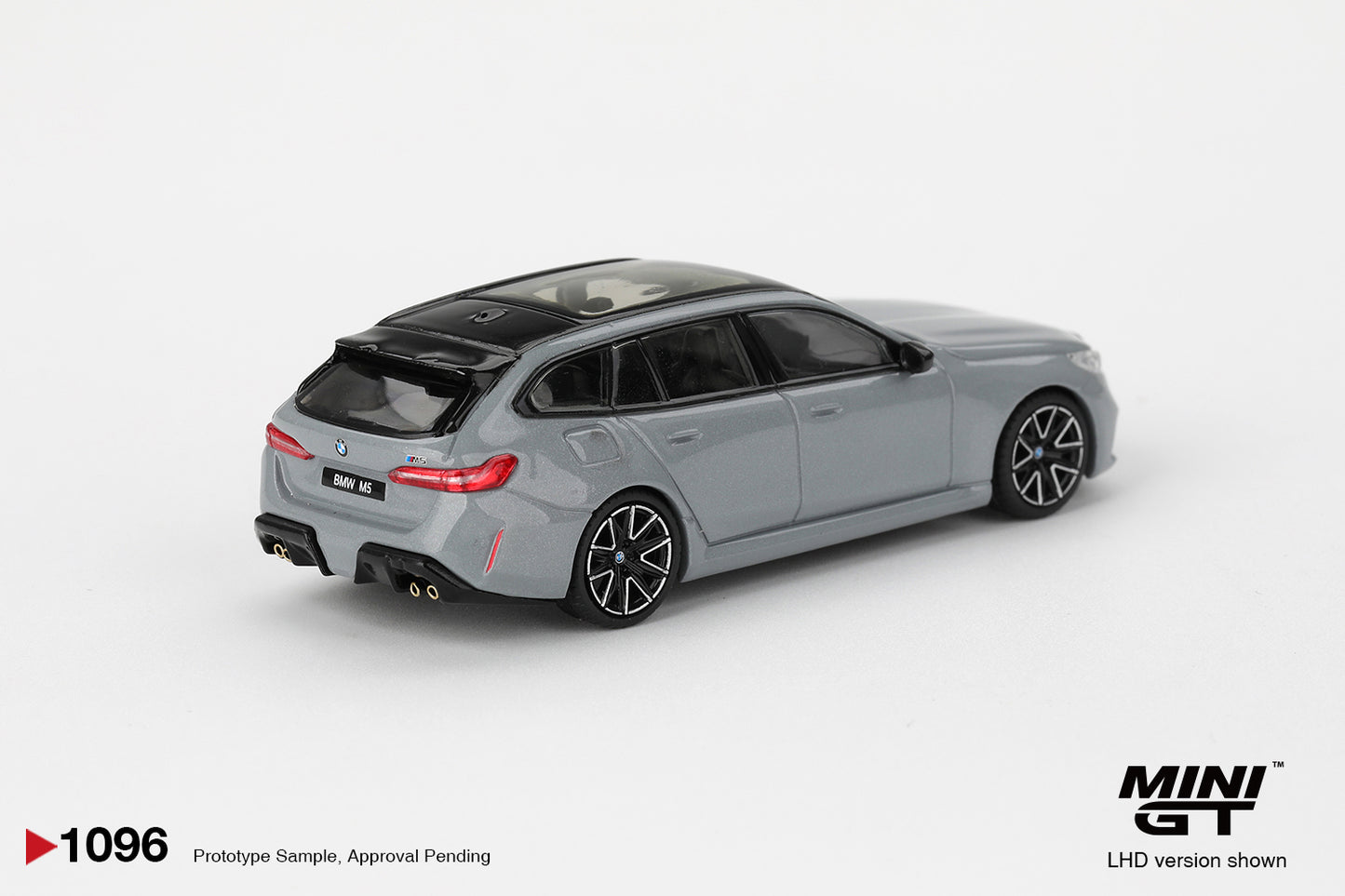 <span translate="no"><span translate="no">Mini GT</span></span> - BMW M5 Touring Brooklyn Grey Metallic 2025 - Échelle 1/64 MGT01096-L