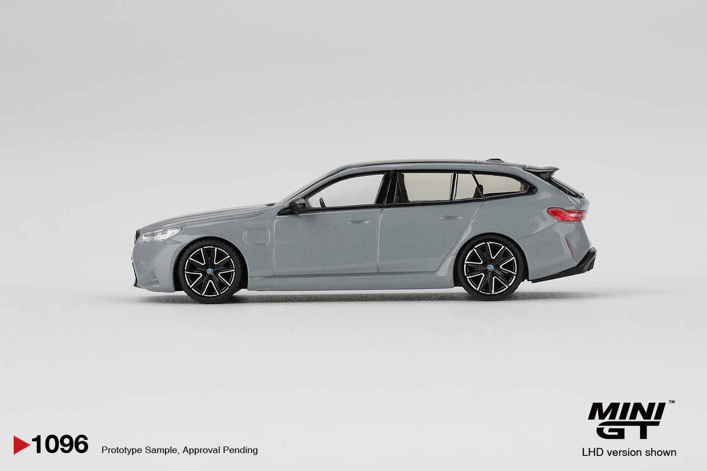 <span translate="no"><span translate="no">Mini GT</span></span> - BMW M5 Touring Brooklyn Grey Metallic 2025 - Échelle 1/64 MGT01096-L
