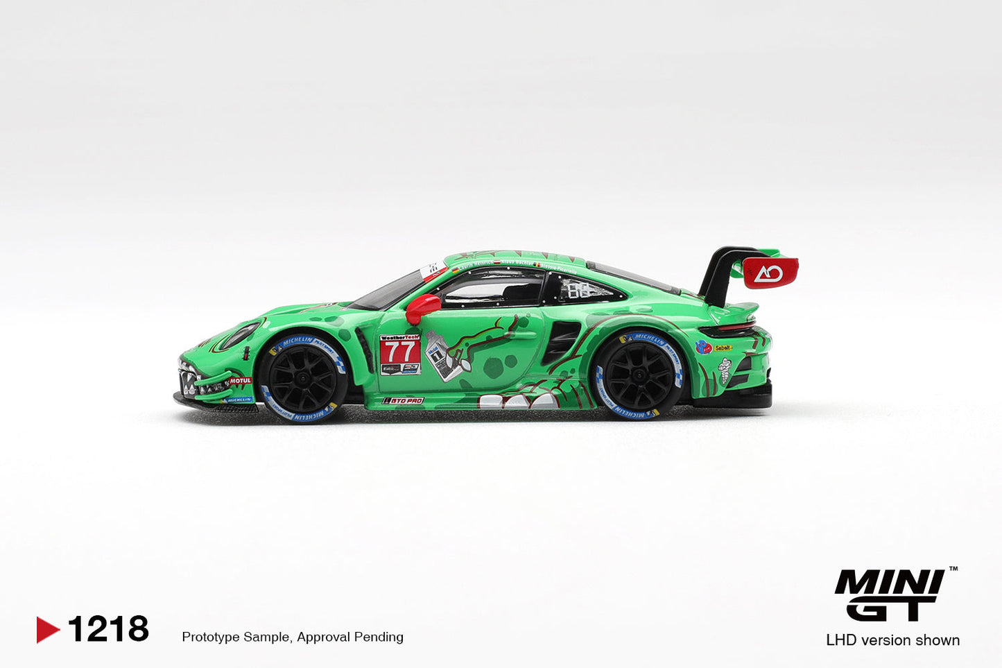 [PRÉCOMMANDE] - Mini GT - Porsche 911 GT3 R (992) n° 77, vainqueur de sa catégorie aux 12 Heures de Sebring IMSA 2025 (AO Racing) - Échelle 1/64 MGT01218-L