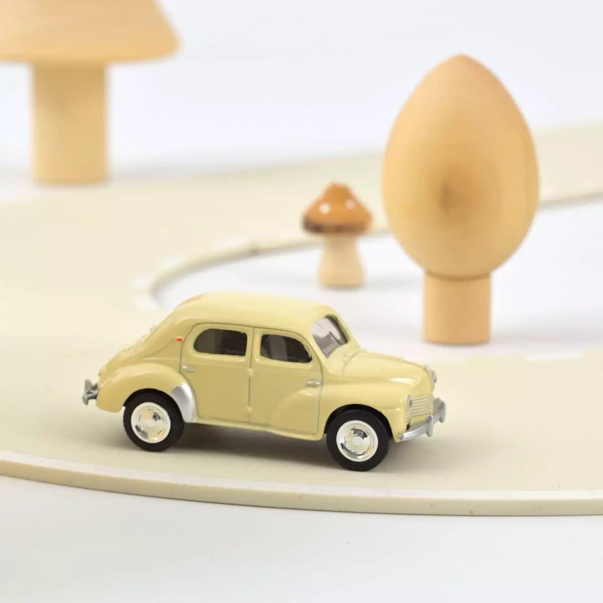 Norev - Renault 4CV 1946 Cream - Scala 1/64 Circa
