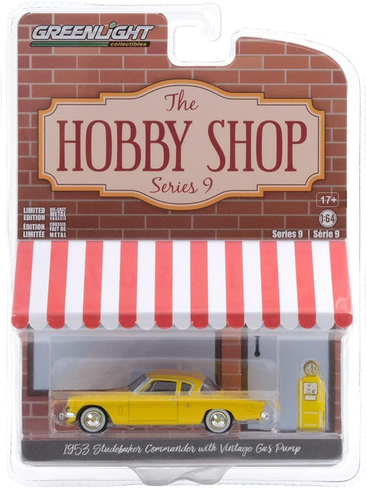 Greenlight - Studebaker Commander 1953 Yellow with Vintage Gas Pump Series Hobby Shop - Greenlight - Scale 1/64