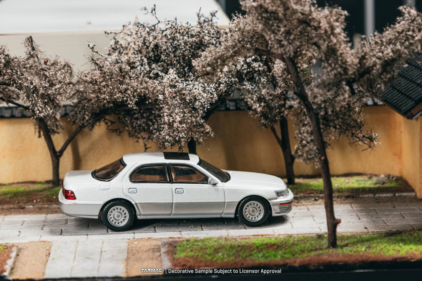 Tarmac Works - Lexus LS400 (UCF10) Pearl White 2001 - GLOBAL64 - 1/64 Scale T64G-082-WH