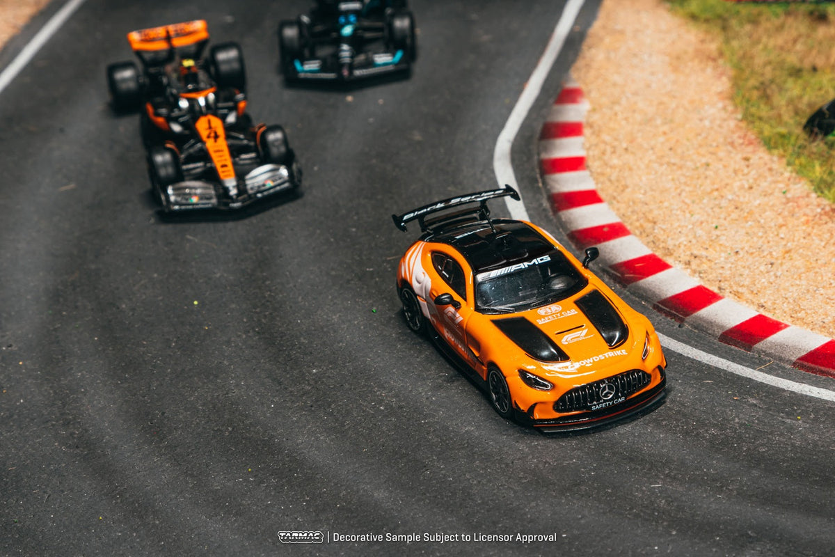 [PRE-ORDER] Tarmac Works - Mercedes -Benz AMG GT Black Series Safety Car of British GP 2025 - GLOBAL64 - 1/64 Scale T64G-042-SCB
