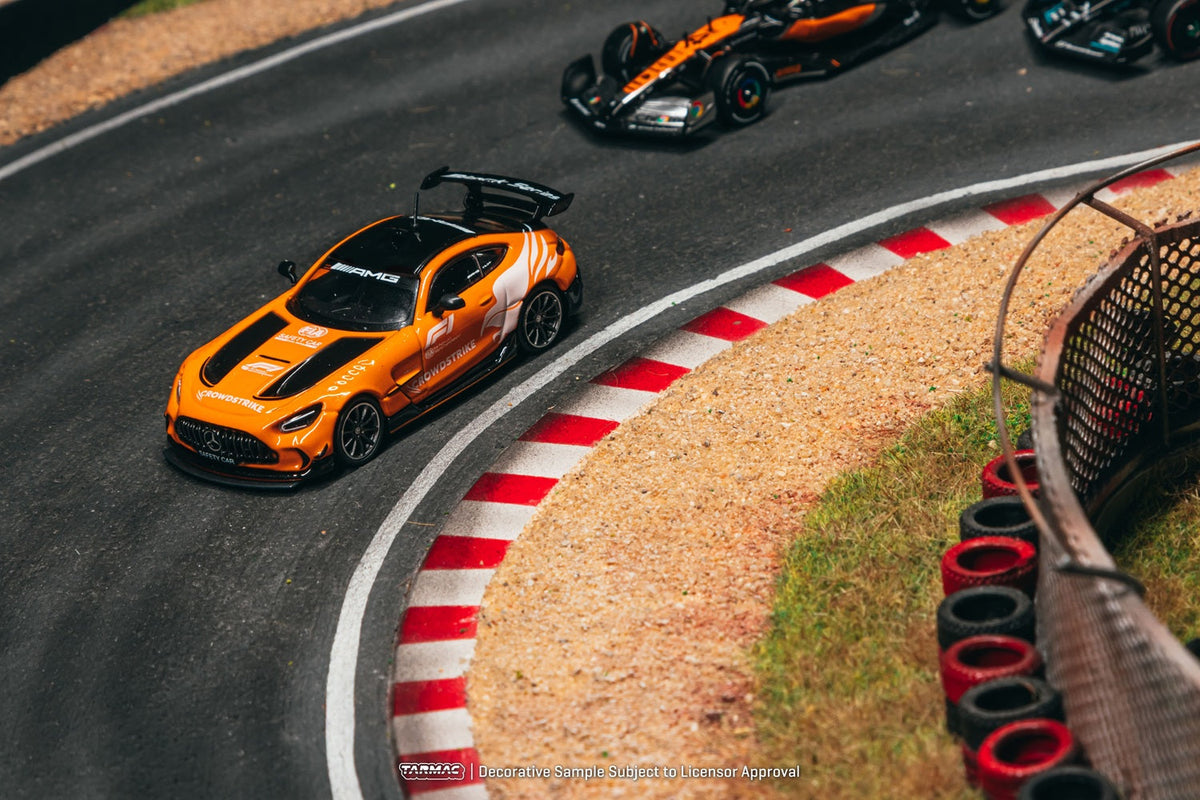 [PRE-ORDER] Tarmac Works - Mercedes -Benz AMG GT Black Series Safety Car of British GP 2025 - GLOBAL64 - 1/64 Scale T64G-042-SCB