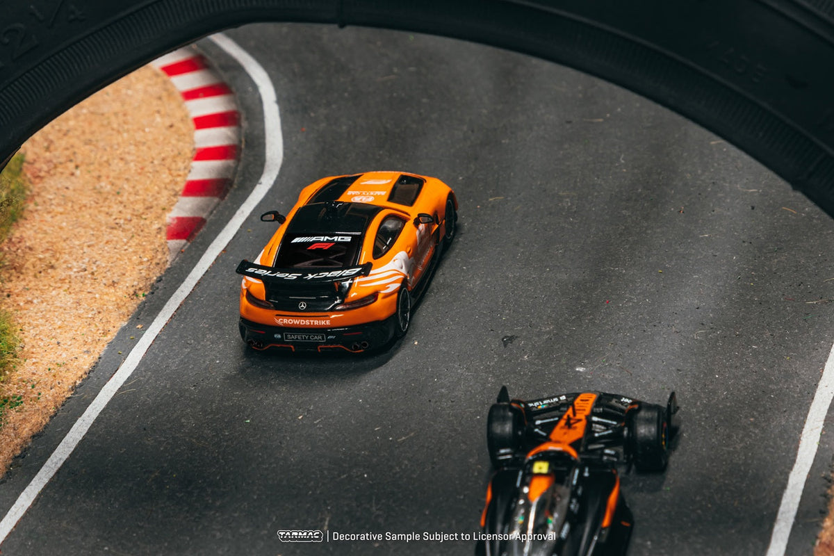 [PRE-ORDER] Tarmac Works - Mercedes -Benz AMG GT Black Series Safety Car of British GP 2025 - GLOBAL64 - 1/64 Scale T64G-042-SCB