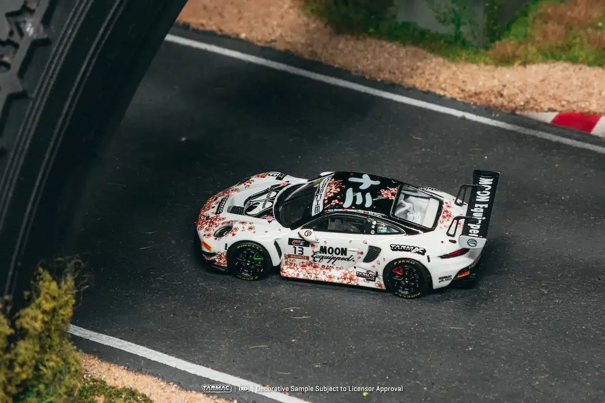Tarmac Works - Porsche 911 GT3 R #13 1000 Km Suzuka 2025 - HOBBY64 - Scala 1/64 T64-084-25SUZ13