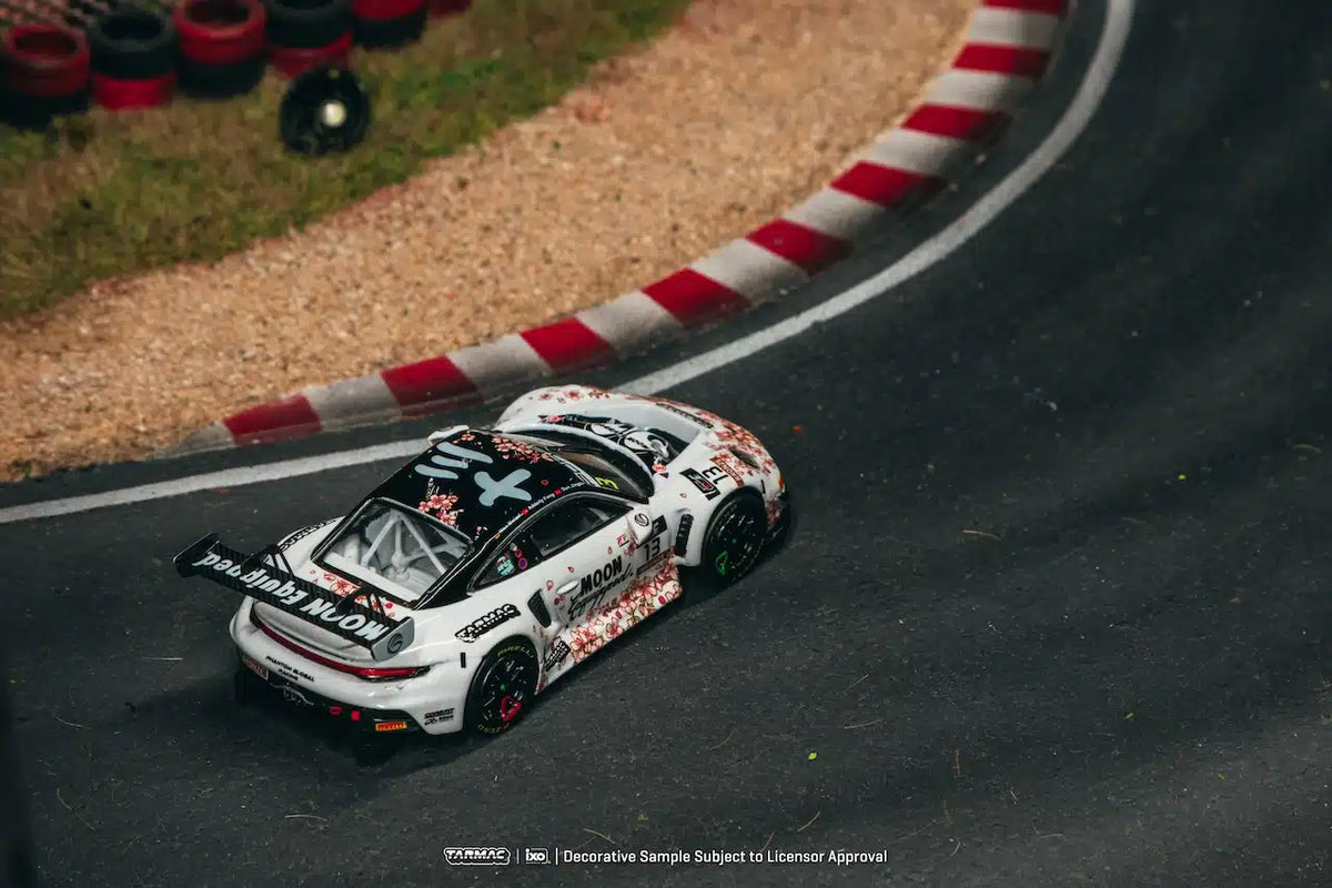 Tarmac Works - Porsche 911 GT3 R #13 1000 Km Suzuka 2025 - HOBBY64 - Scala 1/64 T64-084-25SUZ13