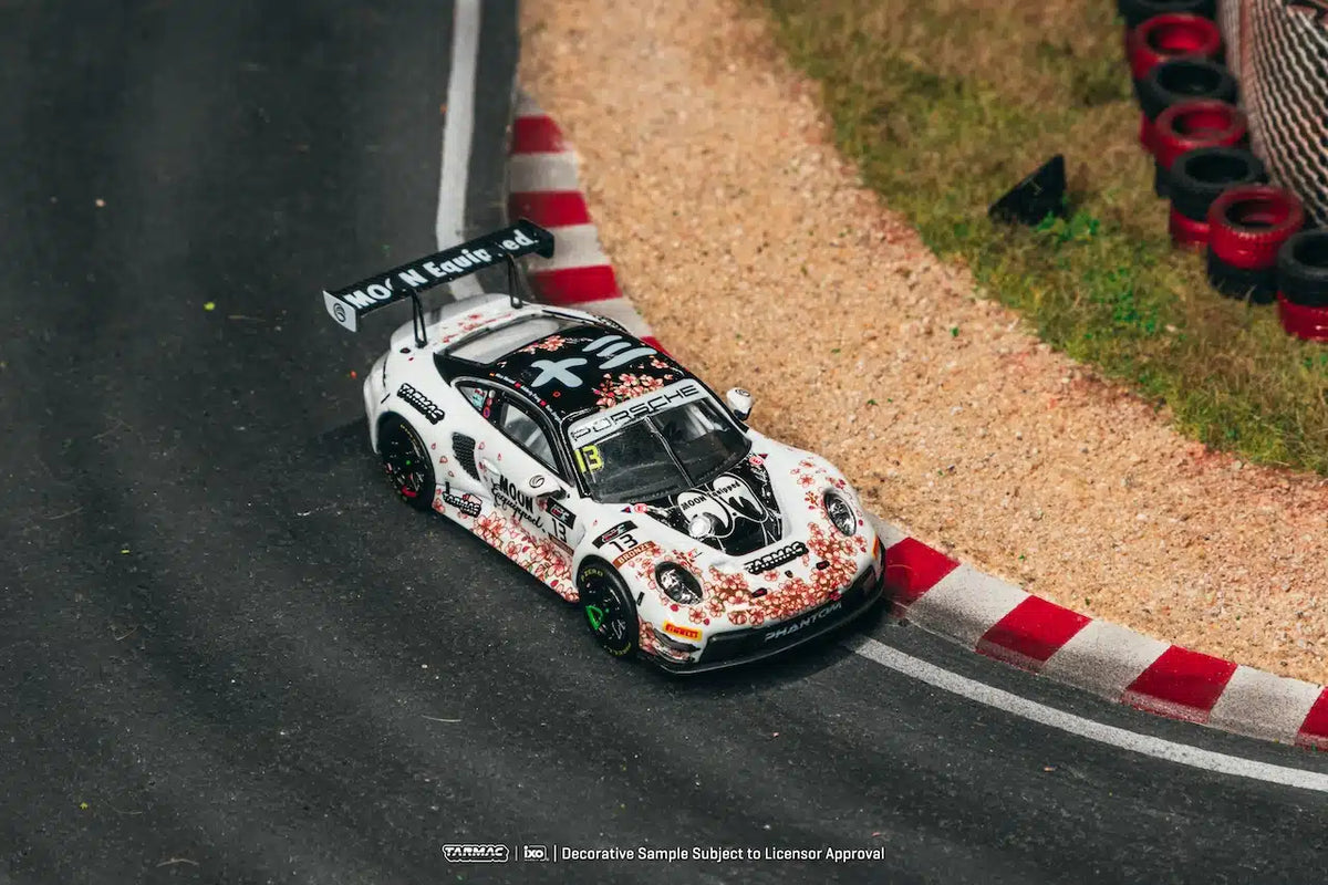 Tarmac Works - Porsche 911 GT3 R #13 1000 Km Suzuka 2025 - HOBBY64 - Scala 1/64 T64-084-25SUZ13