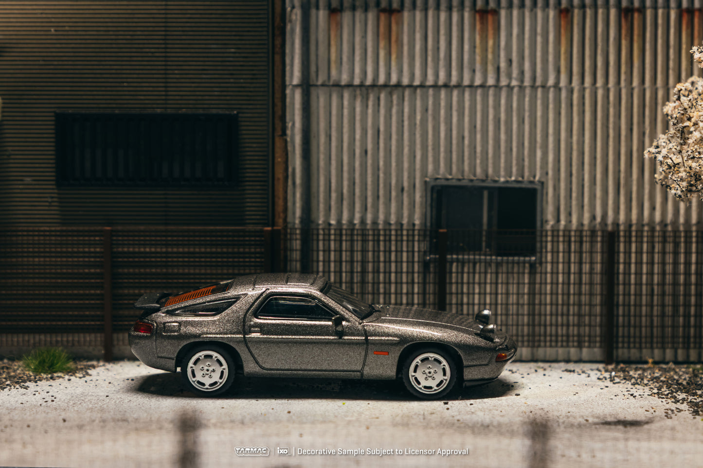 [PRE-ORDER] Tarmac Works - Porsche 928 S4 Gray Metallic 1992 - GLOBAL64 - 1/64 Scale T64G-085-GY