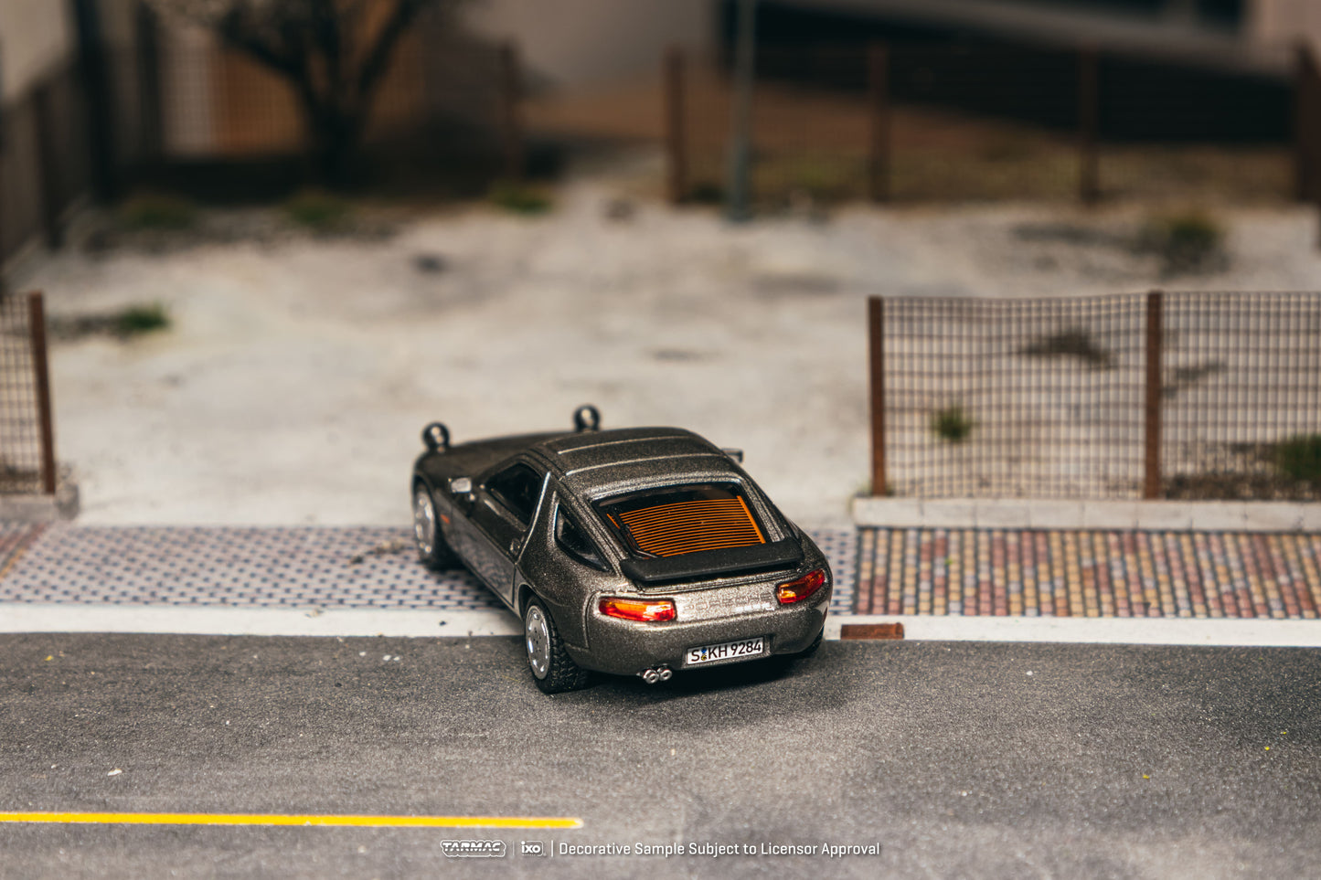 [PRE-ORDER] Tarmac Works - Porsche 928 S4 Gray Metallic 1992 - GLOBAL64 - 1/64 Scale T64G-085-GY