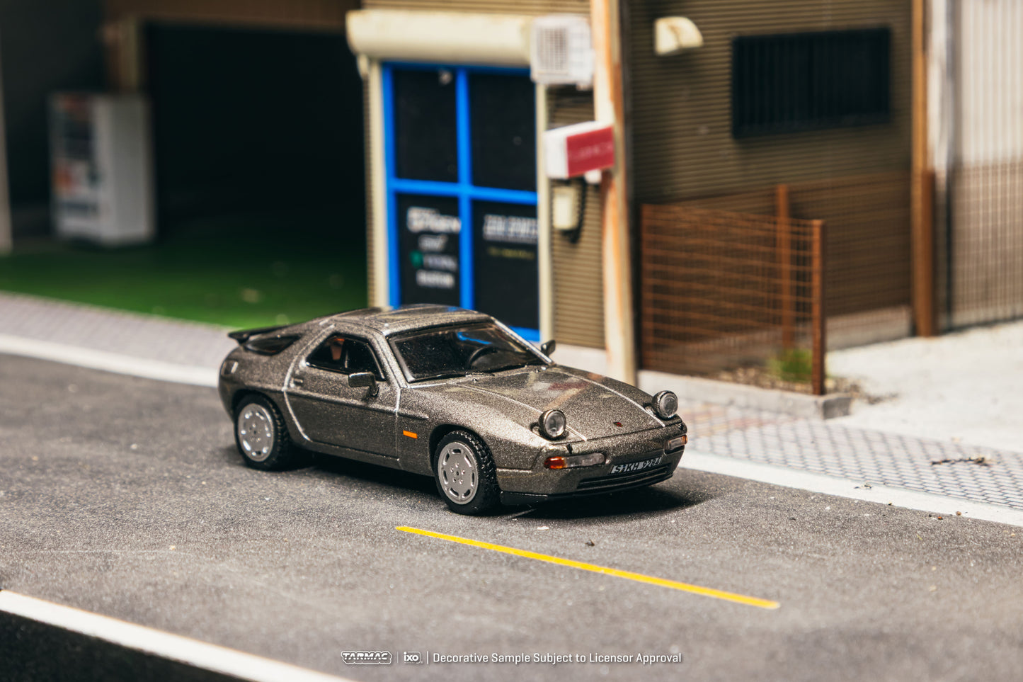 [PRE-ORDER] Tarmac Works - Porsche 928 S4 Gray Metallic 1992 - GLOBAL64 - 1/64 Scale T64G-085-GY