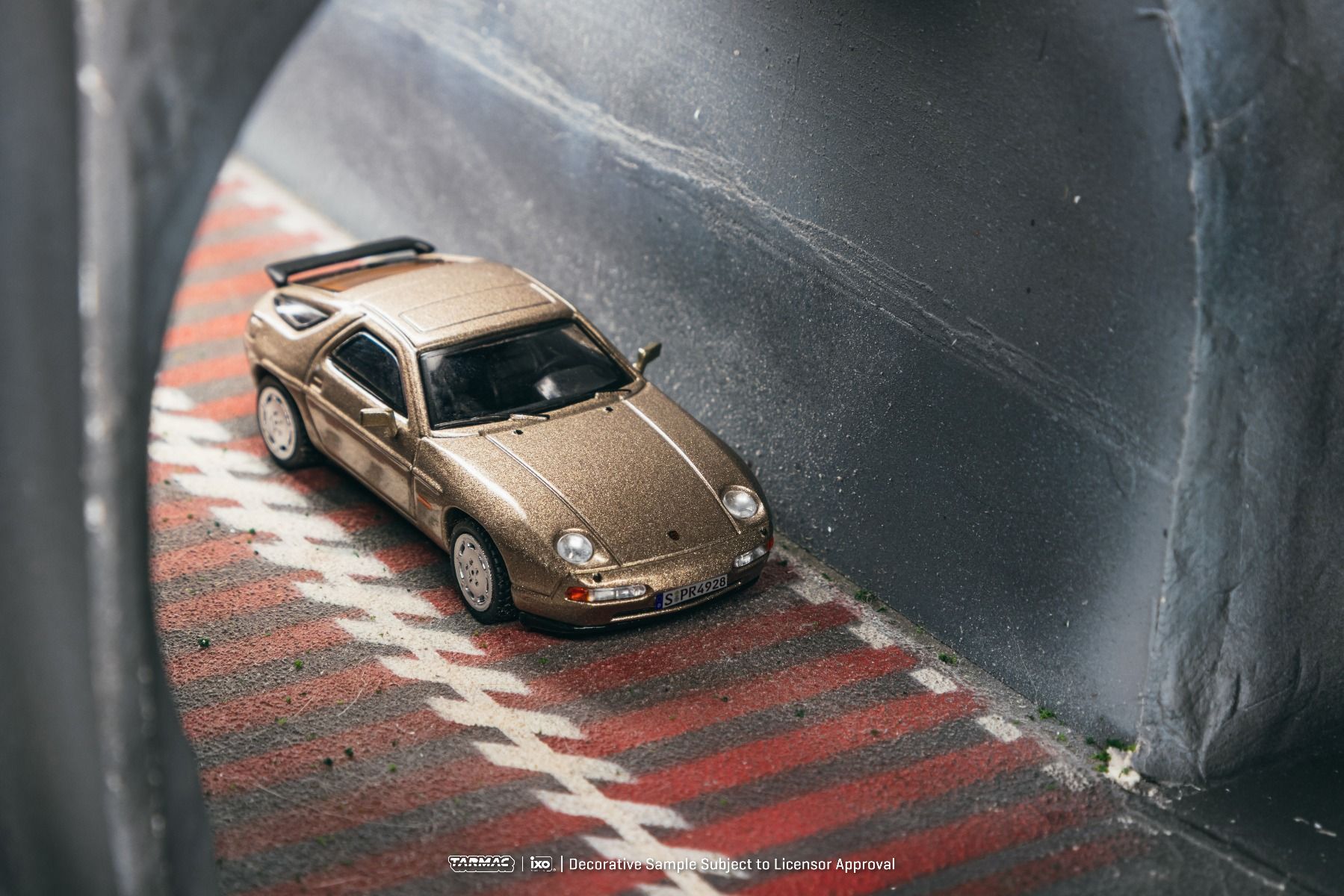 PRE-ORDER] Tarmac Works - Porsche 928 S4 Platinum Metallic 1992