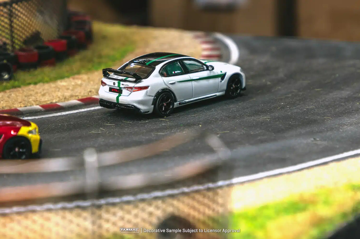 Tarmac Works - Alfa Romeo Giulia GTAm White / Green - Scale 1/64 T64G-TL031-MWG